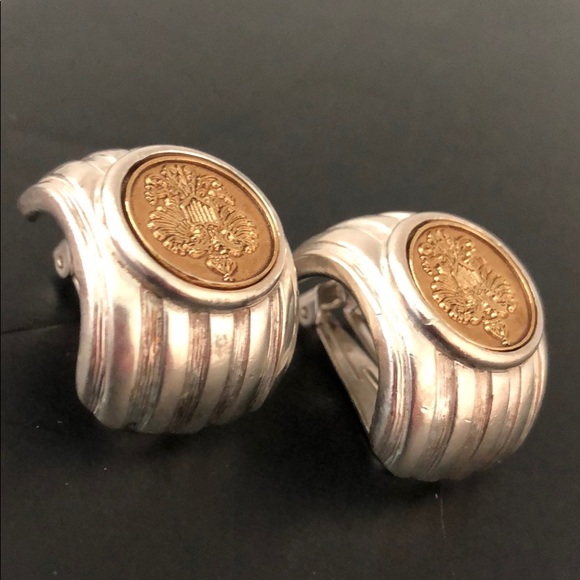 VINTAGE SILVERTONE & GOLDTONE CREST COIN EARRINGS - Picture 2 of 16